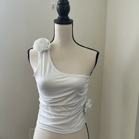 One-Shoulder Flower Detail Ruched Crop Tank Top - Picture 10 of 12